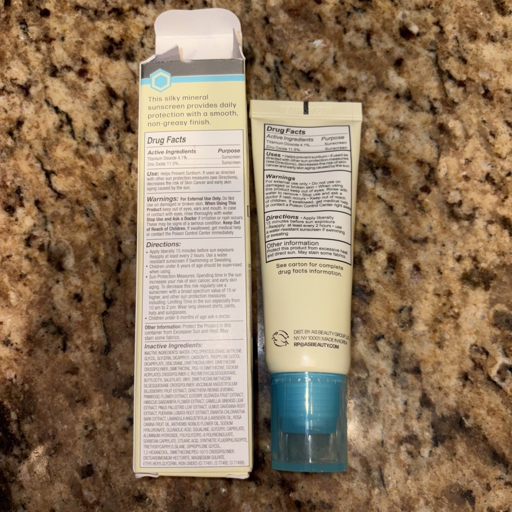 Bliss Block Star SPF 30 Daily Tinted Mineral Sunscreen with Zinc Oxide - All... - Picture 4 of 4